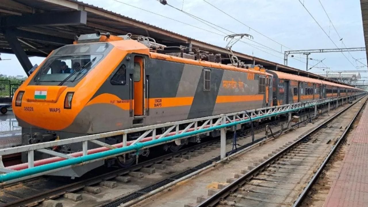 തിരുവനന്തപുരത്ത് നിന്ന് യാത്ര ആരംഭിക്കുന്ന ട്രെയിന് ചാര്ലപ്പിള്ളി വരെയുള്ള യാത്രയില് കോട്ടയം, എറണാകുളം ടൗണ്, തൃശൂര്, പാലക്കാട്, കോയമ്പത്തൂര്, തിരുപ്പൂര്, ഈറോഡ്, സേലം, ജലാര്പട്ടൈ, കാട്പടി, റേണിഗുണ്ട, ഗുഡൂര്, ഓങ്കോള്, തേനാലി, വിജയവാഡ, ഖാമ്മം, ചാര്ലപ്പിള്ളി എന്നിവിടങ്ങളിലാണ് നിര്ത്തുന്നത്.