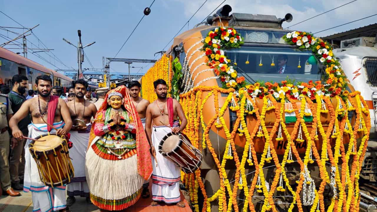 Amrit Bharat Express: തള്ളലില്‍ വീഴല്ലേ...സമയം പാഴാക്കുന്ന കാര്യത്തില്‍ അമൃത് ഭാരത് പരശുറാമിനെ വെട്ടിക്കും