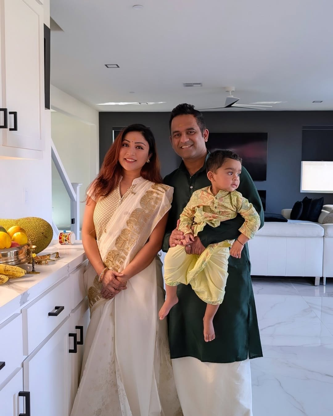 താൻ ഒരുങ്ങി ഇറങ്ങിയില്ലെങ്കിൽ അമ്മ പോലും വഴക്ക് പറയുമായിരുന്നുവെന്നും എന്നാൽ യുഎസ്സിൽ പോയശേഷം അതിന്റെ ആവശ്യമൊന്നും ഇല്ലെന്നാണ് നടി പറയുന്നത്. അമേരിക്കയിലെ കാലാവസ്ഥയും നല്ലതാണ് വിയർക്കുന്നില്ല. വെള്ളം, കാലവസ്ഥ എല്ലാം അവിടെ നല്ലതാണെന്നും അർച്ചന പറയുന്നു.