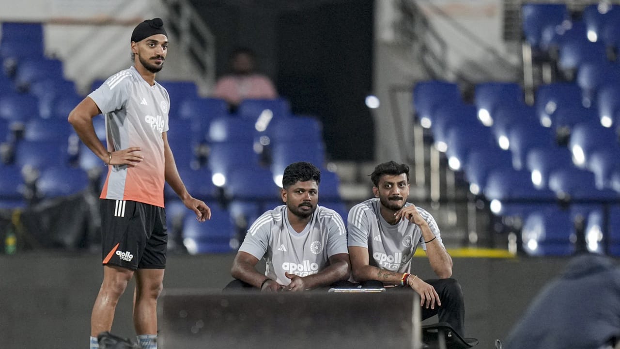 ഇന്ത്യയുടെ സാധ്യതാ പ്ലേയിങ് ഇലവന്‍ നോക്കാം. ഓപ്പണര്‍മാരുടെ കാര്യത്തില്‍ സസ്‌പെന്‍സുകളില്ല. സഞ്ജു സാംസണും, അഭിഷേക് ശര്‍മയുമാകും ഓപ്പണര്‍മാര്‍  (Image Credits: PTI).