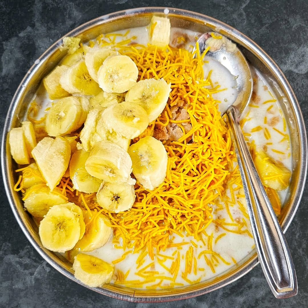 ശേഷം മറ്റൊരു പാത്രം എടുത്ത് അതിലേക്ക് ഒരു ടേബിൾ സ്പൂൺ നെയ്യ് ചേർക്കുക. നെയ്യ് ചൂടായി വരുമ്പോൾ എടുത്തു വച്ച അണ്ടിപ്പരിപ്പ് അതിലേക്ക് ചേർക്കുക, അണ്ടിപ്പരിപ്പ് ബ്രൗൺ കളർ ആവുമ്പോൾ അതിലേക്ക്അ നേരത്തെ എടുത്തു വച്ച അര കപ്പ് അവൽ ചേർക്കുക, അവൽ ബ്രൗൺ നിറം ആകുന്നത് വരെ നന്നായി വറുത്തെടുക്കണം. ശേഷം തീ ഓഫാക്കുക.