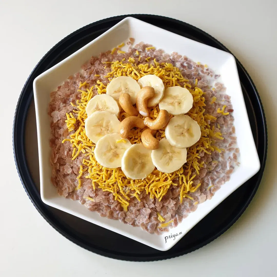 ശേഷം മറ്റൊരു ബൗളിലേക്ക് നേരത്തെ വറുത്തെടുത്ത അവൽ ചേർക്കുക. ഇതിലേക്ക് ചെറിയ കഷണമായി അരിഞ്ഞെടുത്ത പഴം ചേർക്കുക. ഇതിലേക്ക് ഞ്ഞ മിക്സ്ചർ ചേർത്തതിനു ശേഷം മാറ്റിവച്ച പാൽ ചേർത്ത ശേഷം നന്നായി മിക്സ് ചെയ്യുക. രുചിയേറുന്ന അവൽ ഇസ്തിരി തയ്യാർ.