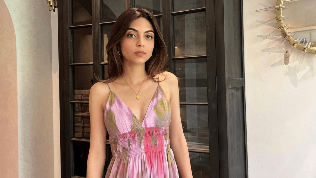 വിവാഹനിശ്ചയ വാർത്തകൾ പുറത്ത് വന്നതോടെ ആരാണ് പ്രിയങ്ക ഗാന്ധിയുടെ ഭാവി മരുമകളെന്ന് തിരയുകയാണ് ജനങ്ങൾ. തന്റെ കളികൂട്ടുകാരിയെ തന്നെയാണ് റേഹാൻ ജീവിതപങ്കാളിയാക്കുന്നത്. ഡൽഹി സ്വദേശിയായഅവിവ ബൈഗ് ഇന്റീരിയർ ഡിസൈനർ, ഫോട്ടോഗ്രാഫർ, നിർമ്മാതാവ് എന്നീ നിലകളിൽ അറിയപ്പെടുന്നു.