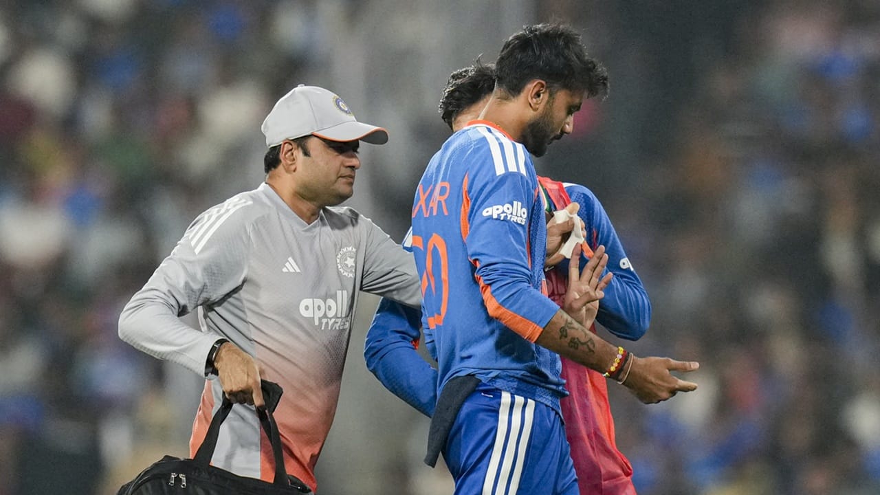 രണ്ടാം ടി20യില് ഇന്ന് അധിക മാറ്റങ്ങള്ക്ക് സാധ്യതയില്ല. എങ്കിലും ആദ്യ മത്സരത്തിനിടെ നേരിയ പരിക്കേറ്റ അക്സര് പട്ടേലിന് ഇന്ന് ചിലപ്പോള് വിശ്രമം അനുവദിക്കാന് സാധ്യതയുണ്ട്. അക്സര് കളിച്ചില്ലെങ്കില് കുല്ദീപ് യാദവിന് അവസരം ലഭിക്കും (Image Credits: PTI).