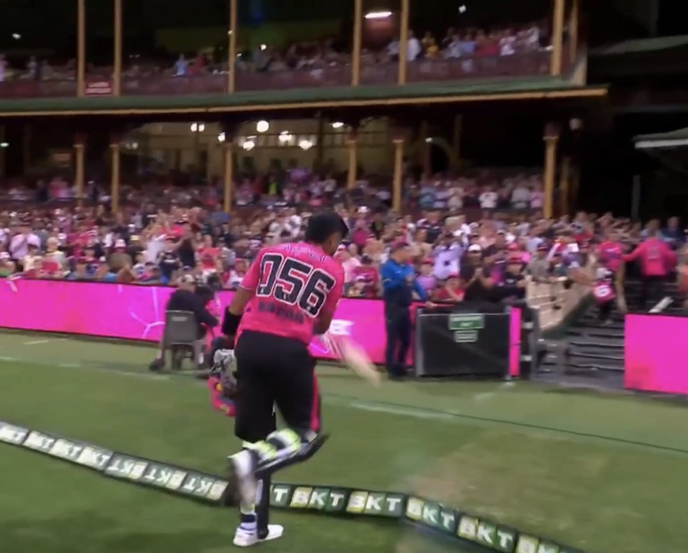 തൊട്ടടുത്ത ഓവറിലെ ആദ്യ പന്തിൽ ബാബർ ബൗൾഡായി. ഔട്ടായി മടങ്ങുമ്പോൾ ബൗണ്ടറി കുഷ്യനിൽ ബാറ്റ് കൊണ്ട് അടിച്ച് ദേഷ്യം പ്രകടിപ്പിച്ചാണ് താരം കളം വിട്ടത്. 41 പന്തിൽ സെഞ്ചുറി തികച്ച സ്മിത്ത് അടുത്ത പന്തിൽ ഔട്ടായെങ്കിലും കളി അഞ്ച് വിക്കറ്റിന് സിക്സേഴ്സ് വിജയിച്ചു.
