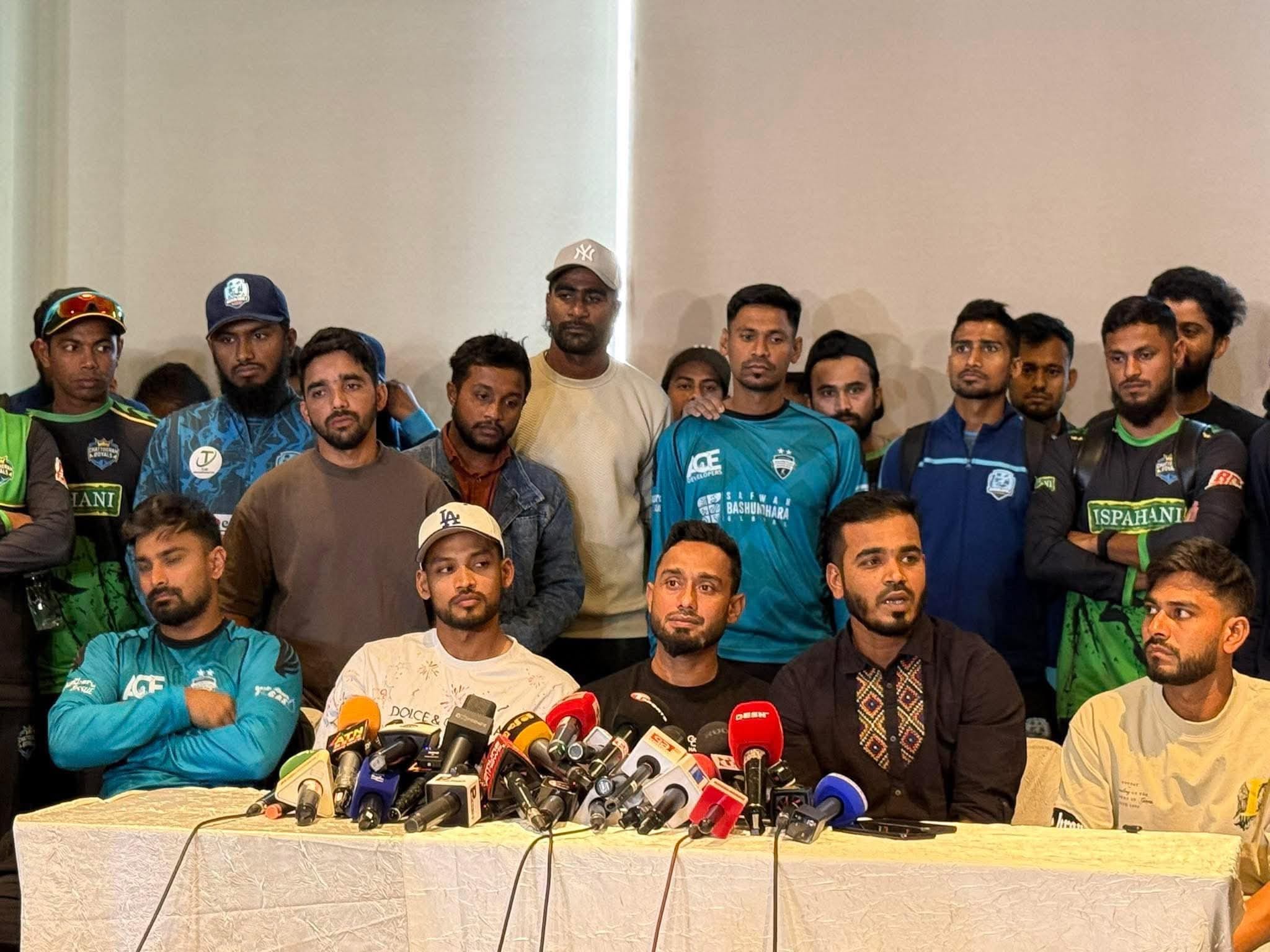 ഇത് താരങ്ങളെ വീണ്ടും ചൊടിപ്പിച്ചു. ഇതിന് പിന്നാലെയാണ് നജ്മുൽ മാപ്പ് പറയാൻ തയ്യാറായത്. എന്നാൽ, ഇനി മാപ്പ് വേണ്ടെന്നും ബോർഡിൽ നിന്ന് നജ്മുലിനെ പുറത്താക്കണമെന്നുമാണ് ഇപ്പോൾ താരങ്ങളുടെ ആവശ്യം. പ്രസ്താവന പിൻവലിക്കാൻ നജ്മുൽ തയ്യാറാവണമെന്നും താരങ്ങൾ പറഞ്ഞു.
