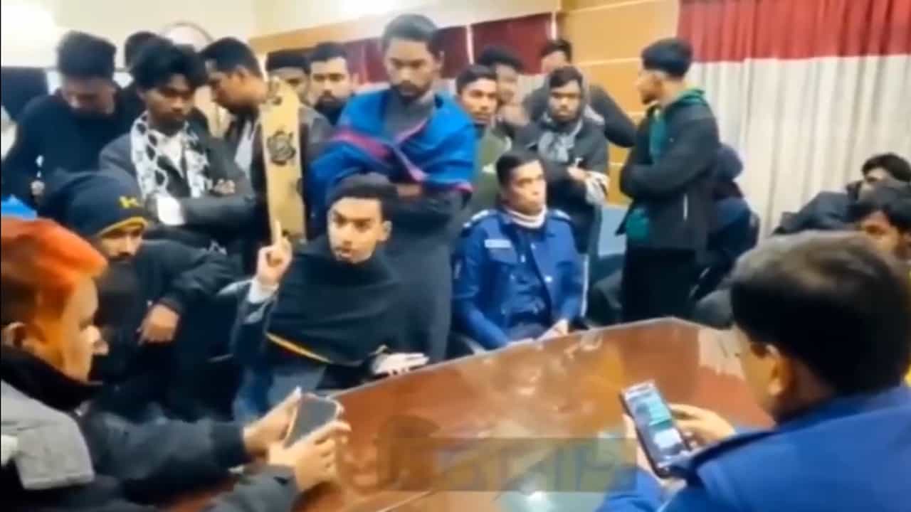 ഹിന്ദുവായ പൊലീസ് ഓഫീസറെ ചുട്ടുകളഞ്ഞെന്ന് അഭിമാനത്തോടെ പറയുന്ന ബംഗ്ലാദേശി യുവാവ്! ഞെട്ടിക്കുന്ന വീഡിയോ പ്രചരിക്കുന്നു ഹിന്ദുവായ പൊലീസ് ഓഫീസറെ ചുട്ടുകളഞ്ഞെന്ന് അഭിമാനത്തോടെ പറയുന്ന ബംഗ്ലാദേശി യുവാവ്! ഞെട്ടിക്കുന്ന വീഡിയോ പ്രചരിക്കുന്നു