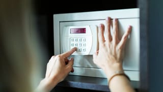 Kerala Gold Rate: മാറിമറിഞ്ഞ് സ്വർണം, വില താഴേക്ക്; ഒരു ഗ്രാം പോലും സ്വപ്നമോ?