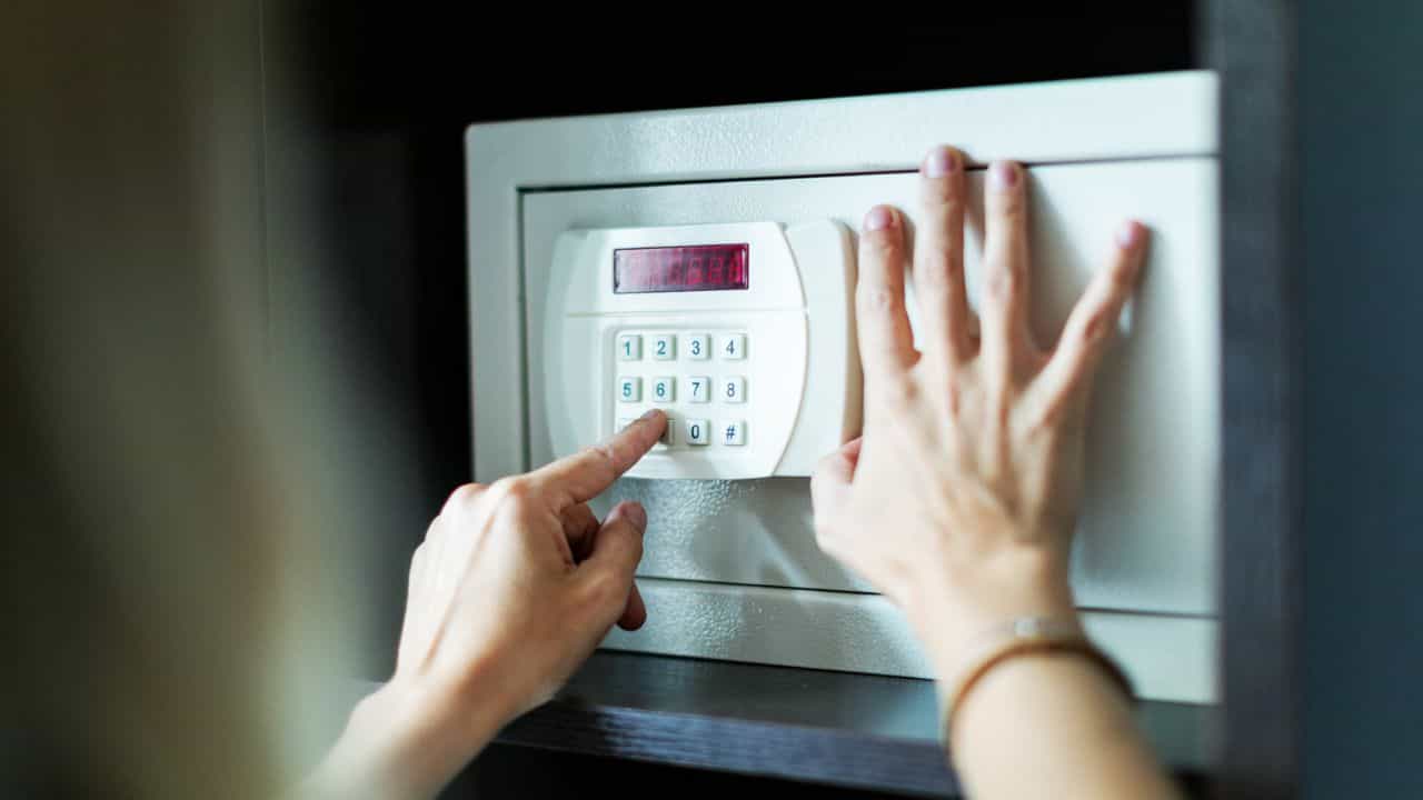 Bank Locker Rules: ലോക്കറില് സൂക്ഷിച്ചവ നഷ്ടപ്പെട്ടാല് നഷ്ടപരിഹാരം കിട്ടുമോ? വ്യക്തമാക്കി ധനമന്ത്രി Bank Locker Rules: ലോക്കറില് സൂക്ഷിച്ചവ നഷ്ടപ്പെട്ടാല് നഷ്ടപരിഹാരം കിട്ടുമോ? വ്യക്തമാക്കി ധനമന്ത്രി