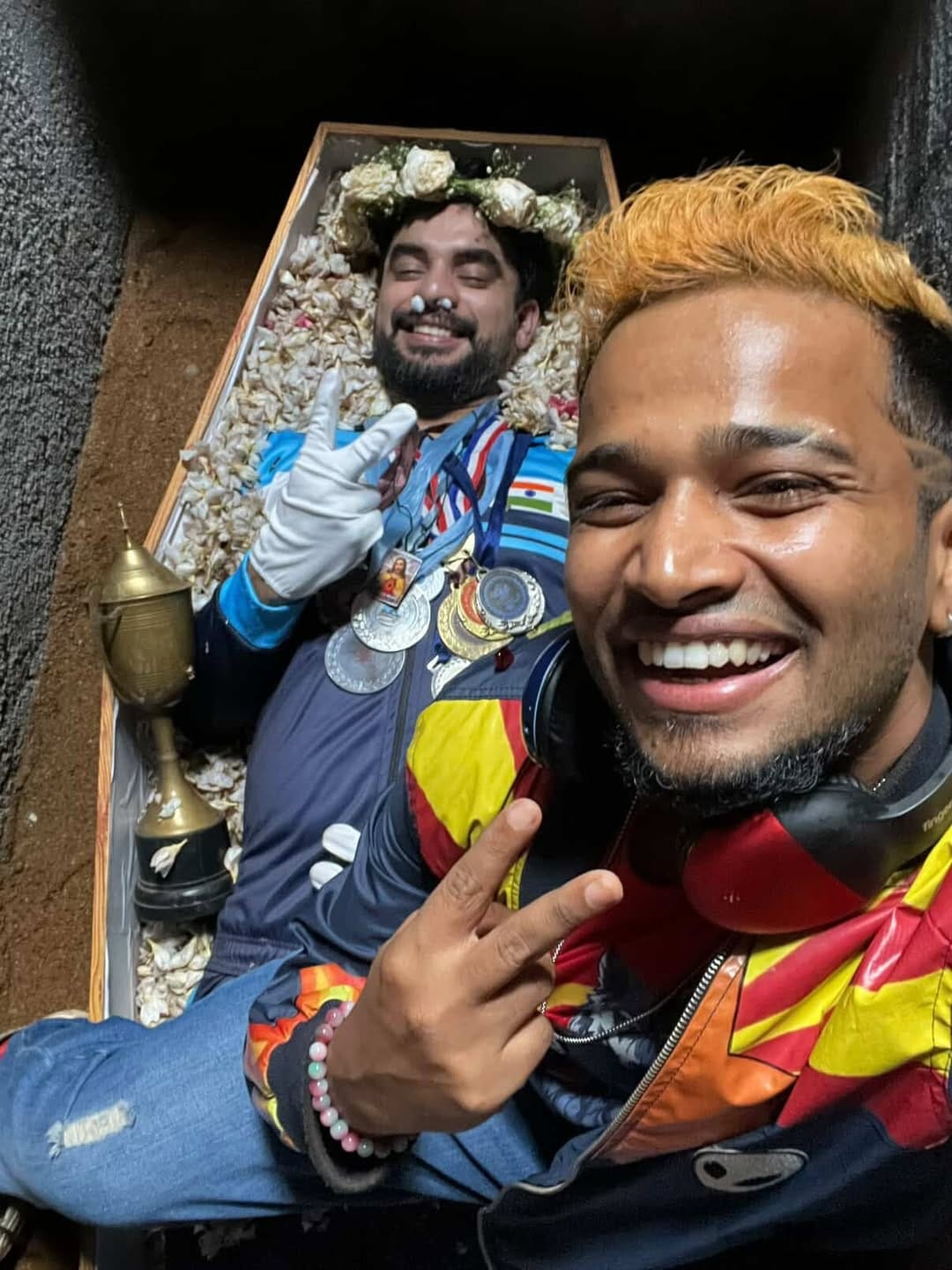 മരണമാസ് എന്ന ചിത്രത്തിൽ ശവപ്പെട്ടിയിൽ കിടക്കുന്ന ടൊവിനോയുടെ ചിത്രമാണ് ബേസിൽ ആദ്യം പങ്കുവച്ചിരിക്കുന്നത്. ഇതോടെ നിരവധി പേരാണ് താരത്തിന് ആശംസകൾ നേർന്ന് എത്തുന്നത്. ഇതിനു പുറമെ ബേസിലിന്റെ പോസ്റ്റിനു താഴെ കമന്റും എത്തുന്നുണ്ട്.
