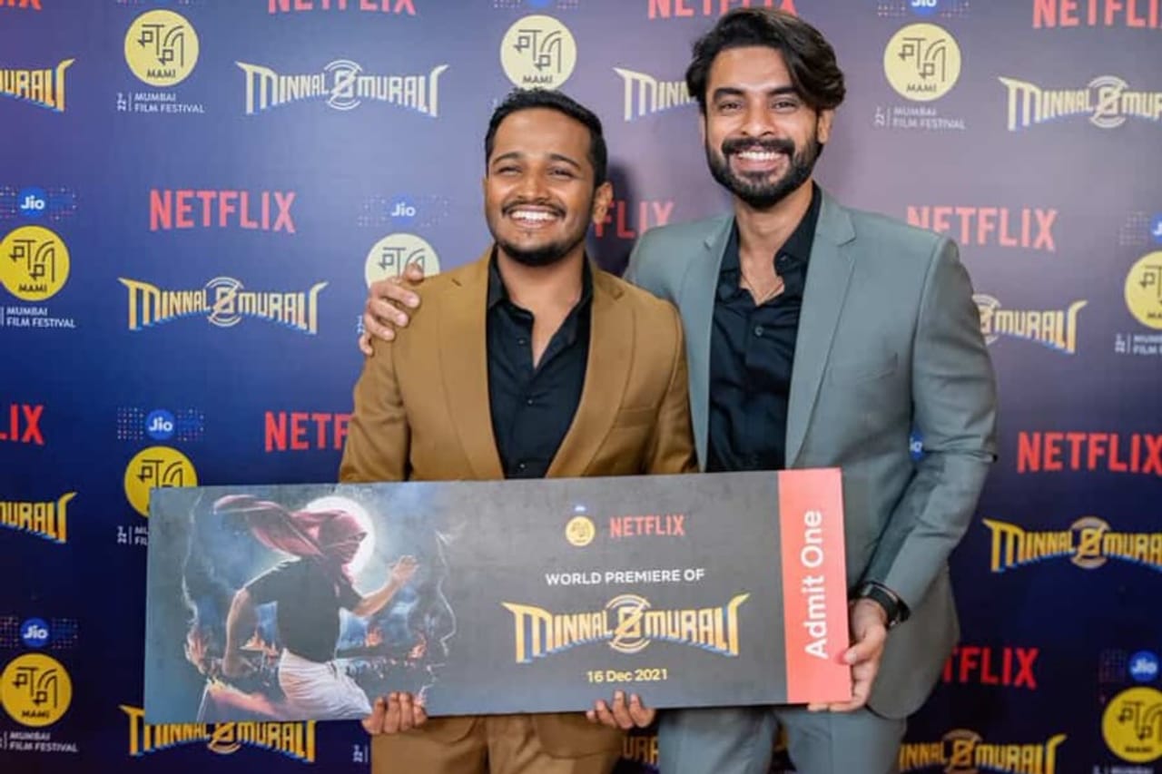 മലയാളത്തിലെ യുവ താരങ്ങളില്‍ ശ്രദ്ധേയരാണ് നടൻ ബേസിൽ ജോസഫും ടൊവിനോ തോമസും. ഇരുവരും തമ്മിലുള്ള സൗഹൃദം എന്നും ആരാധകർക്കിടയിൽ ചർച്ചയാകാറുണ്ട്. ഇപ്പോഴിതാ നടൻ ടൊവിനോ തോമസിന്റെ 37-ാം പിറന്നാൾ ദിനത്തിൽ പിറന്നാൾ ആശംസകൾ നേർന്ന് കൊണ്ട് ബേസിൽ ജോസഫ് പങ്കുവച്ച പോസ്റ്റാണ് ആരാധകർക്കിടയിൽ ചർച്ചയാകുന്നത്. (Image Credits: Instagram)
