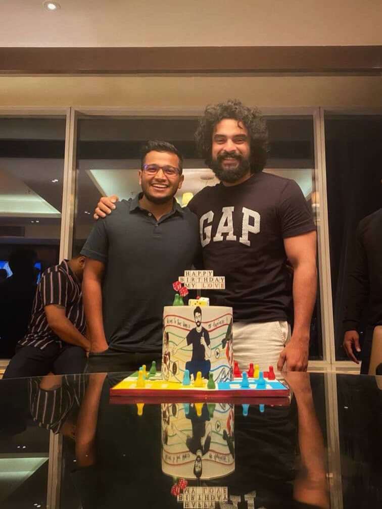 അതേസമയം അതിരടി ആണ് ബേസിലും ടൊവിനോയും ഇനി ഒന്നിച്ചെത്തുന്ന ചിത്രം. ടൊവിനോ തോമസ്, ബേസിൽ ജോസഫ്, വിനീത് ശ്രീനിവാസൻ എന്നിവരെ നായകന്മാരാക്കി നവാഗതനായ അരുൺ അനിരുദ്ധൻ സംവിധാനം ചെയ്യുന്ന ചിത്രമാണ് അതിരടി.
