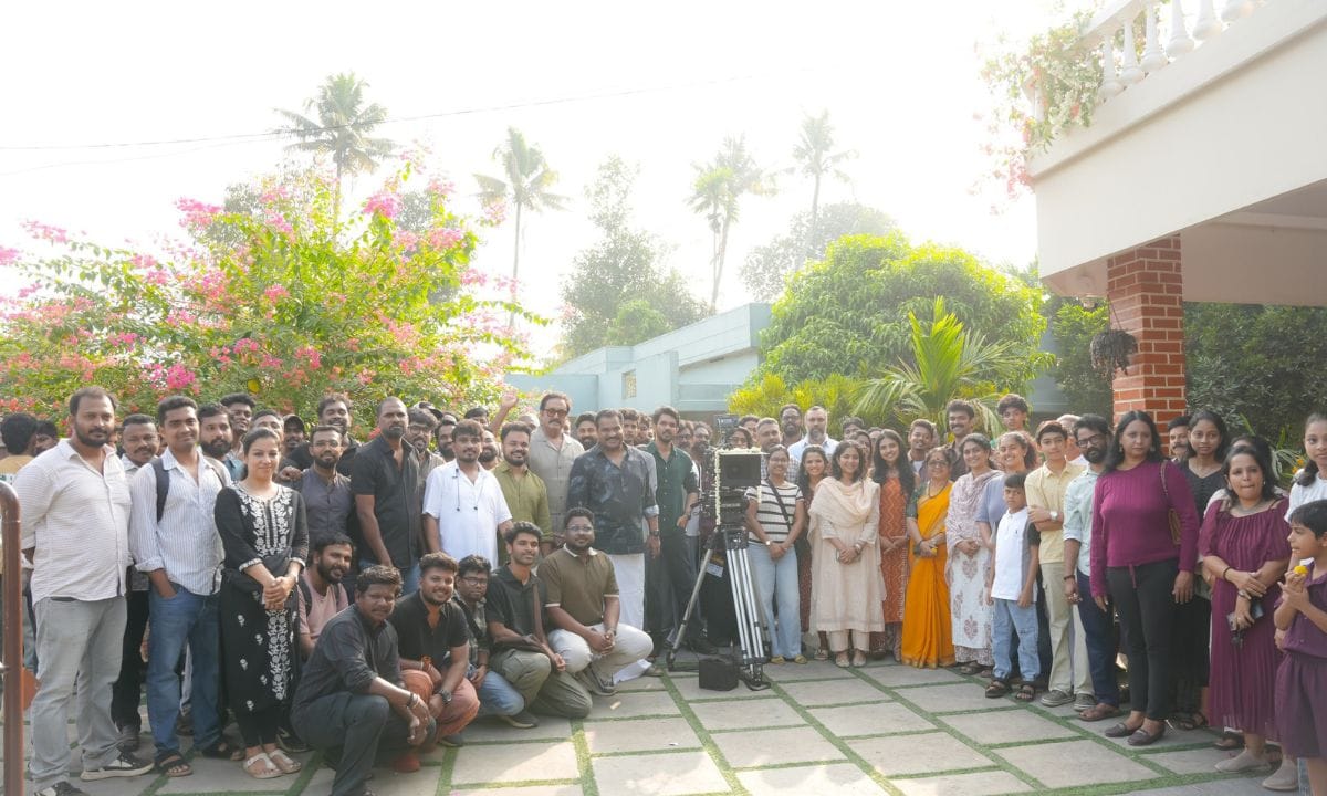 ഈ ചിത്രം ഒരു സാധാരണ കുടുംബത്തിൽ അരങ്ങേറുന്ന രസകരമായ മുഹൂർത്തങ്ങളാണ് ദൃശ്യവൽക്കരിക്കുന്നത്. നിലവിൽ കൊച്ചിയിലും പരിസരപ്രദേശങ്ങളിലുമായി സിനിമയുടെ ചിത്രീകരണം നടന്നു വരികയാണ്.(photo: facebook)