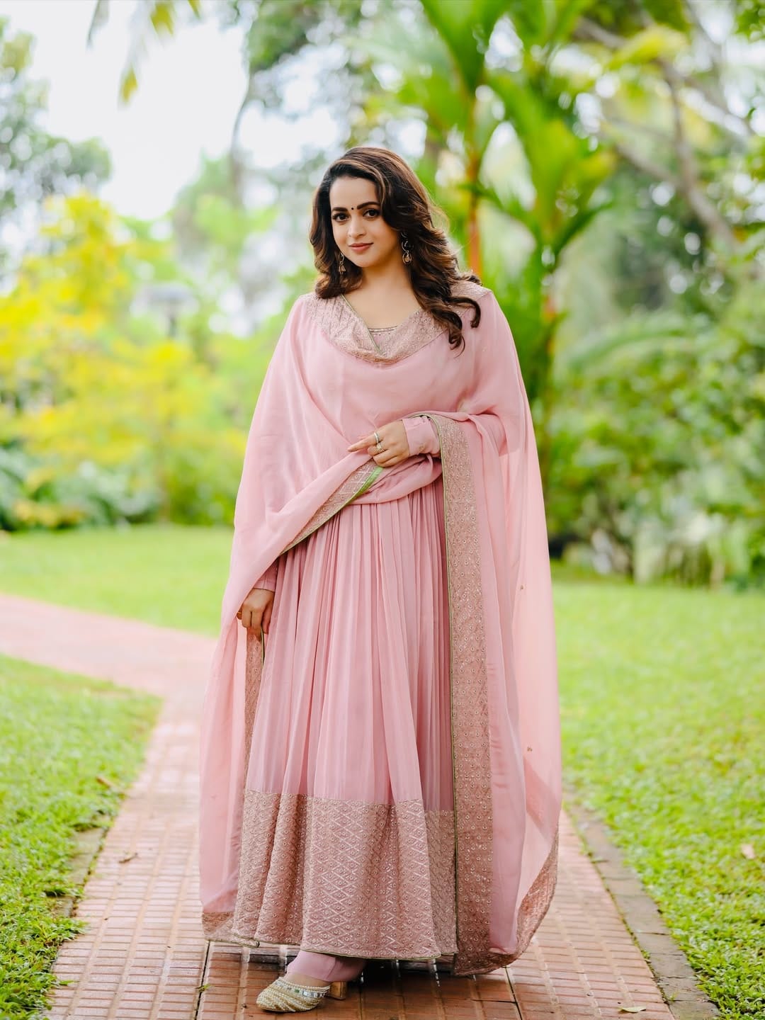 മലയാളികൾക്ക് ഏറെ പ്രിയങ്കരിയാണ് നടി ഭാവന. കഴിഞ്ഞ കുറച്ച് ദിവസമായി താരവുമായി ബന്ധപ്പെട്ട ഒരു വാർത്ത സോഷ്യൽമീഡിയയിൽ ചർച്ചവിഷയമായിരിക്കുന്നത്. ഭാവന നിയമസഭാ തിരഞ്ഞെടുപ്പിൽ മത്സരിക്കാനിറങ്ങുന്നുവെന്നായിരുന്നു വാർത്ത. (Image Credits: Instagram)