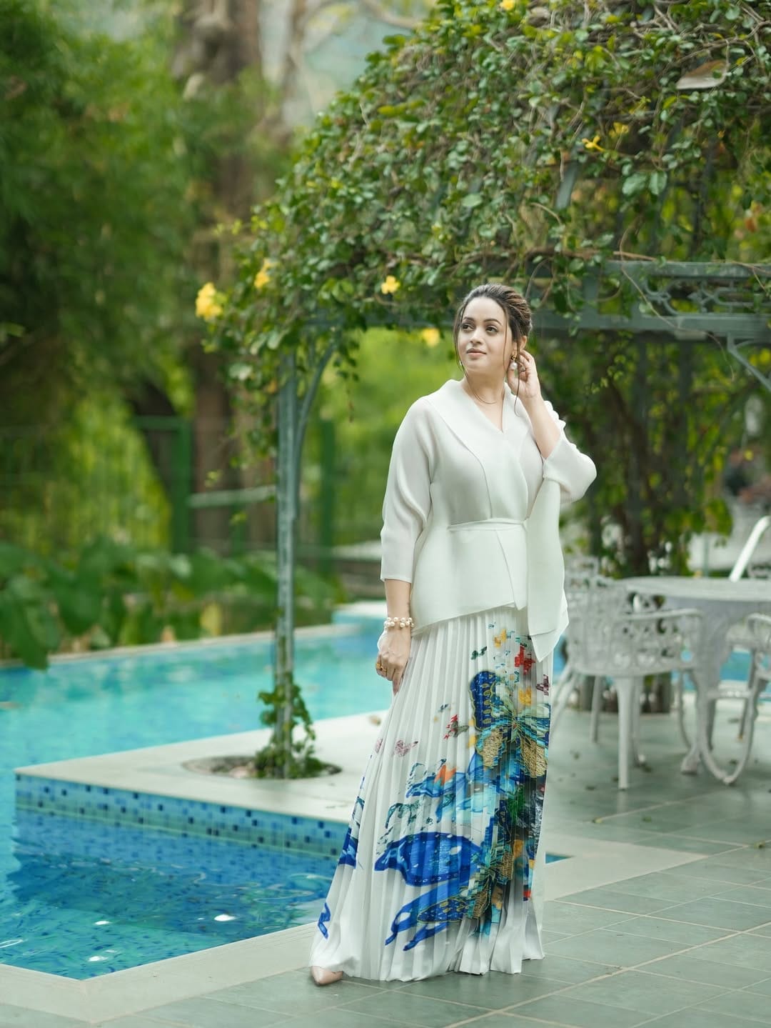 ഇപ്പോഴിതാ ഇതേക്കുറിച്ച് ഭാവന പറഞ്ഞ വാക്കുകളാണ് സോഷ്യൽ മീഡിയിയിൽ ശ്രദ്ധ നേടുന്നത്. ജീവിതത്തിലുണ്ടാകുന്ന സംഭവങ്ങളാണ് തന്നെ ശക്തയാക്കുന്നത്. പെട്ടെന്നാണ് തന്റെ അച്ഛൻ മരിച്ച് പോകുന്നത്. ആ സമയത്ത് തനിക്ക് എന്താണ് ചെയ്യേണ്ടത് എന്ന് അറിയില്ലായിരുന്നു. ആ സമയത്ത് അമ്മയോടൊപ്പമുണ്ടാകണമെന്ന ചിന്ത വന്നു.