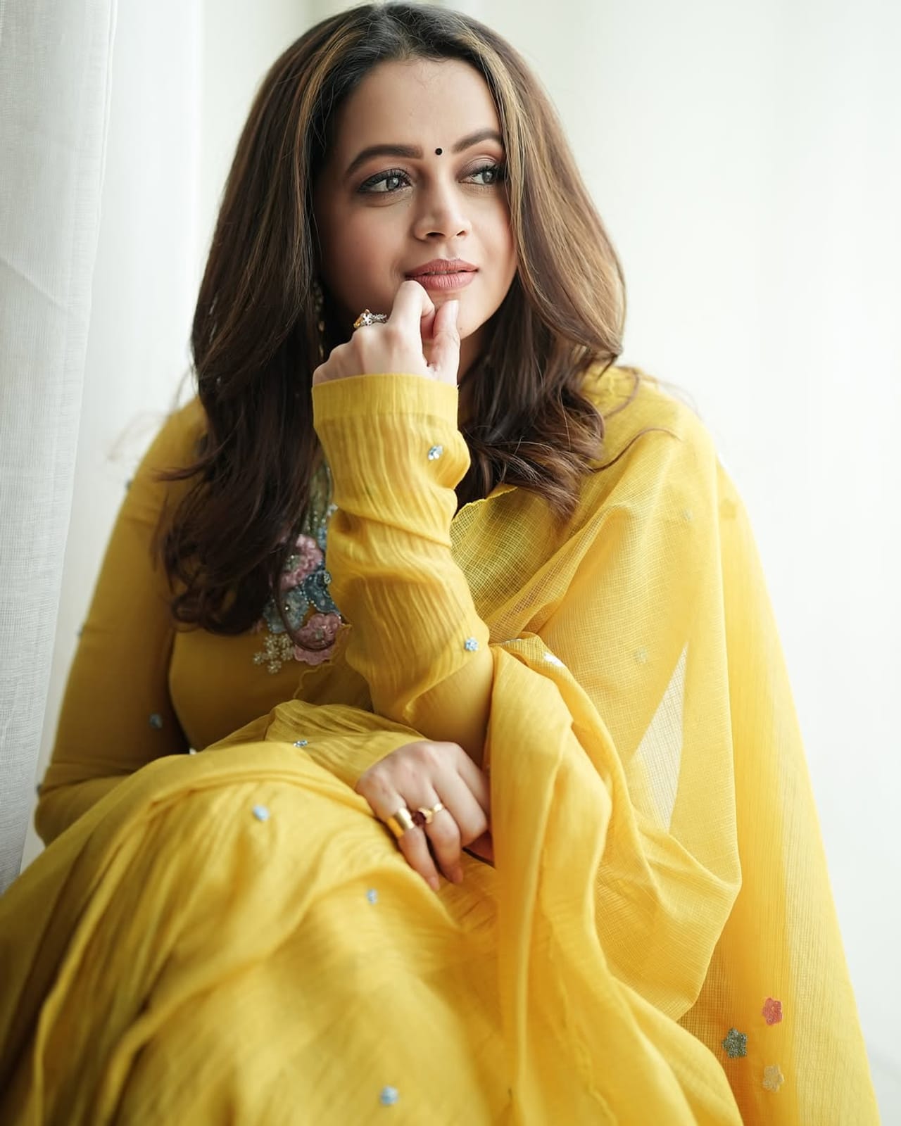 മലയാളികളുടെ പ്രിയങ്കരിയാണ് നടി ഭാവന. 2015-ലാണ് താരത്തിന്റെ പിതാവ് ബാലചന്ദ്രൻ അന്തരിച്ചത്. ഉയർന്ന രക്തസമ്മർദ്ദം മൂലമായിരുന്നു മരണം. അച്ഛന്റെ വിയോഗ വാർത്ത നടിയെ ഏറെ തളർത്തിയിരുന്നു. പലപ്പോഴും അച്ഛന്റെ മരണത്തെ കുറിച്ച് പറയുമ്പോൾ താരത്തിന്റെ വാക്കുകൾ മുറിഞ്ഞുപോകുന്നതും ആരാധകർ ശ്രദ്ധിച്ചിരുന്നു. (Image Credits: Instagram)