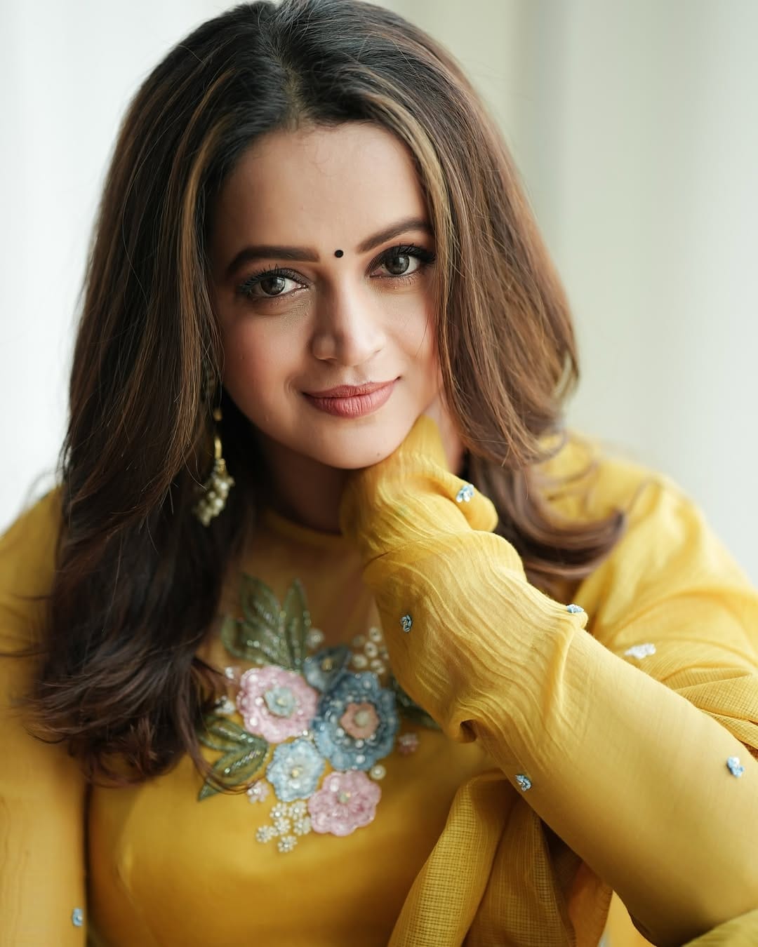 നമുക്കൊന്നും ചെയ്യാൻ പറ്റില്ല. ഇന്നലെ രാത്രി വരെ ഒപ്പം ഉണ്ടായിരുന്നയാൾ പിറ്റേ ദിവസം രാവിലെ ഇല്ല എന്ന് പറയുമ്പോൾ വലിയ ഞെട്ടലായിരുന്നു. പക്ഷെ നമ്മളെല്ലാവരും ഓരോ യാത്രയിലൂടെ കടന്ന് പോകുകയല്ലേെന്നും ഭാവന പറഞ്ഞു. ന്യൂസ് 18 കേരളയ്ക്ക് നൽകിയ അഭിമുഖത്തിലായിരുന്നു നടിയുടെ പ്രതികരണം