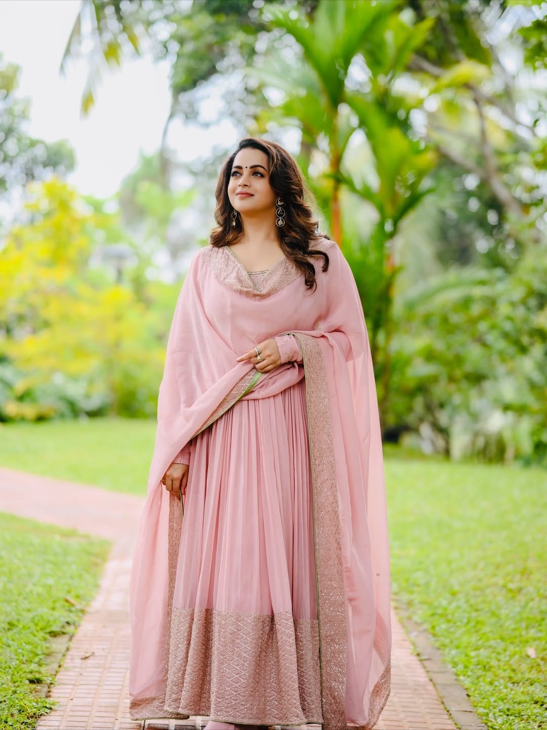 നമ്മളെയെല്ലാവരും ഫെെറ്റേഴ്സും ശക്തരുമാക്കുന്നത് ജീവിതത്തിലെ സാഹചര്യങ്ങളാണ്. ആരും ജനിച്ചയുടനെ പോരാളിയല്ല. ജീവിതത്തിൽ ഓരോ പ്രശ്നങ്ങൾ വരുമ്പോൾ നമ്മൾ ശക്തരായേ പറ്റൂ എന്ന അവസ്ഥ വരികയാണ്. അതിന് വേണ്ടി പ്രത്യേക പരിശീലനമൊന്നുമില്ലെന്നാണ് നടി പറയുന്നത്.