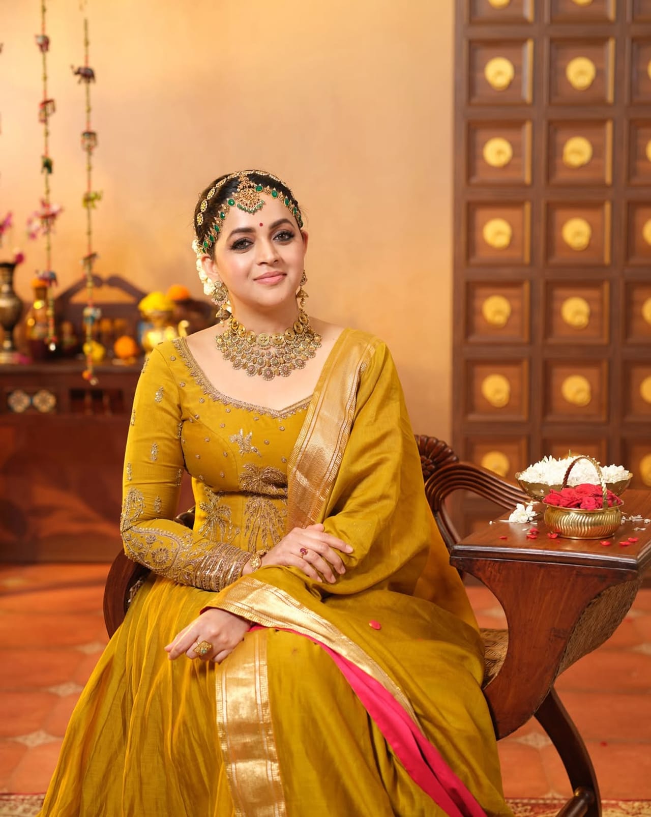 ഭാവന നായികയായി എത്തുന്ന പുതിയ ചിത്രമാണ് അനോമി. ചിത്രത്തിന്റെ ടീസർ കഴിഞ്ഞ ദിവസം പുറത്തുവിട്ടിരുന്നു. സാറാ ഫിലിപ്പ് എന്ന് കഥാപാത്രമായിട്ടാണ് ചിത്രത്തില് ഭാവനയെത്തുന്നത്. ഇതിനു പിന്നാലെ ഇപ്പോഴിതാ സിനിമയുടെ പ്രമോഷനുമായി ബന്ധപ്പെട്ട് ഒരു കോളേജില്‍ സംസാരിക്കവേ ഭാവന പറഞ്ഞ വാക്കുകളാണ് സോഷ്യൽ മീഡിയയിൽ ചര്‍ച്ചയാകുന്നത്. (​Image Credits: Instagram)
