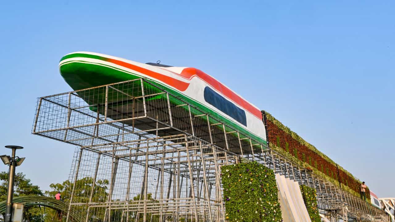 Bullet Train: 600 രൂപയ്ക്ക് ബെംഗളൂരുവിലെത്താം; ബുള്ളറ്റ് ട്രെയിനില് കേരളവും കുതിക്കും Bullet Train: 600 രൂപയ്ക്ക് ബെംഗളൂരുവിലെത്താം; ബുള്ളറ്റ് ട്രെയിനില് കേരളവും കുതിക്കും