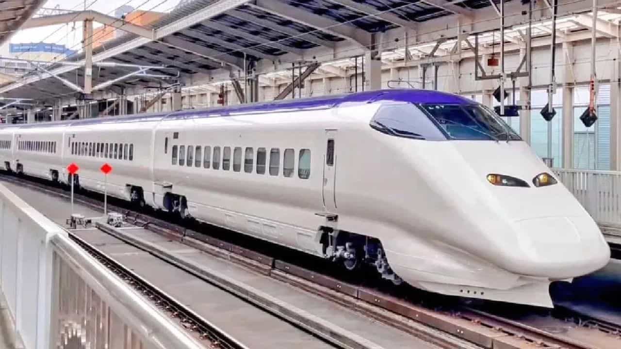 Bullet Train: ജപ്പാനൊക്കെ എന്ത്, കടത്തിവെട്ടില്ലേ നമ്മള്; ബുള്ളറ്റ് ട്രെയിന് പവറാകും കളറാകും Bullet Train: ജപ്പാനൊക്കെ എന്ത്, കടത്തിവെട്ടില്ലേ നമ്മള്; ബുള്ളറ്റ് ട്രെയിന് പവറാകും കളറാകും