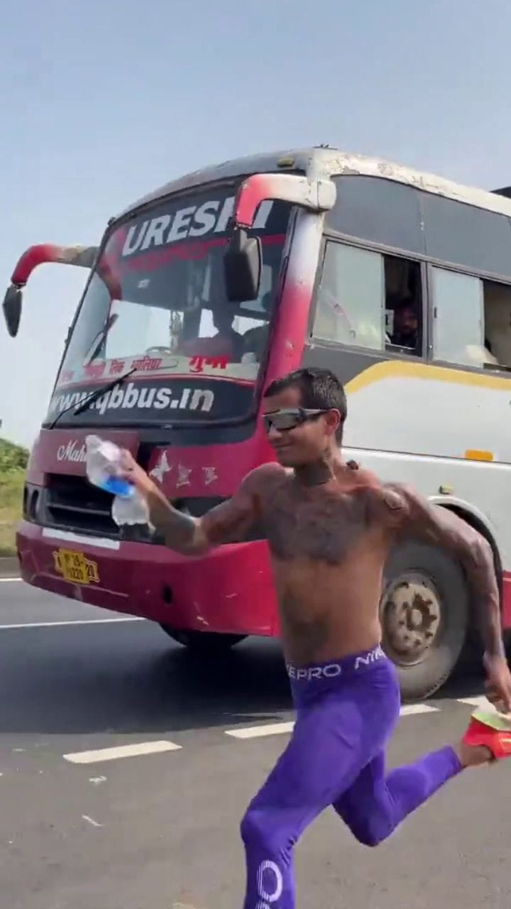 ബസിനെ ഓടി തോൽപ്പിച്ചയാൾ, ക്യാമറാമാൻ ആണോ വിജയി