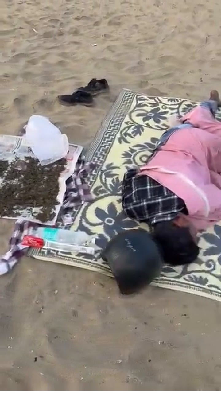 കഞ്ചാവ് ഉണക്കാനിട്ട ശേഷം കോഴിക്കോട് ബീച്ചില്‍ കിടന്നുറങ്ങുന്ന യുവാവ്‌