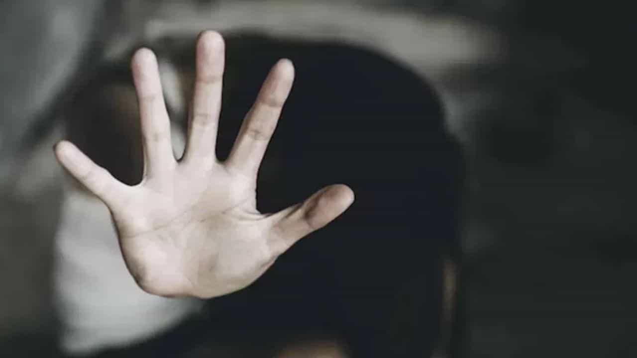 Chennai college Assault Case: ചെന്നൈയിൽ കോളേജ് കാമ്പസിൽ യുവതി കൂട്ടബലാത്സംഗത്തിനിരയായി; കാന്റീൻ ഉടമ ഉൾപ്പടെ 3 പേർ പിടിയിൽ Chennai college Assault Case: ചെന്നൈയിൽ കോളേജ് കാമ്പസിൽ യുവതി കൂട്ടബലാത്സംഗത്തിനിരയായി; കാന്റീൻ ഉടമ ഉൾപ്പടെ 3 പേർ പിടിയിൽ