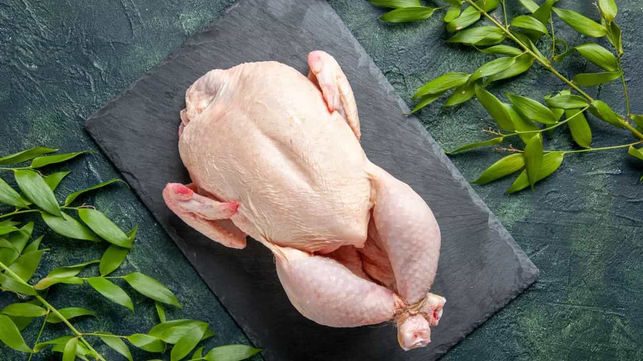 കോഴിയിറച്ചി കഴിക്കാന്‍ പറ്റില്ല; ആശങ്കയോടെ വ്യാപാരികള്‍, കാരണമിത്