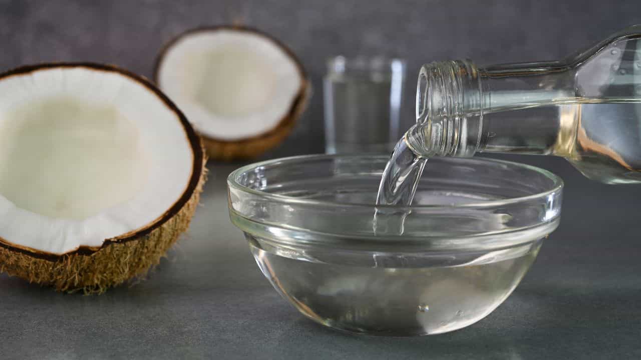 Coconut Oil Price Hike: വെളിച്ചെണ്ണ വില പിന്നെയും കൂടി; തേങ്ങയും അടയ്ക്കയും വിട്ടുകളയല്ലേ...