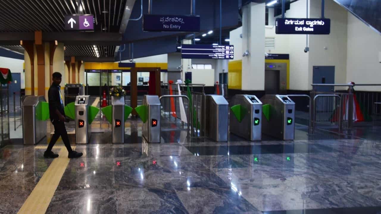 Bengaluru Metro: ട്രെയിനുകൾക്ക് വൃത്തിയില്ല; പരിഹരിക്കപ്പെടാതെ പരാതികൾ: ബെംഗളൂരു മെട്രോയ്ക്കെതിരെ യാത്രക്കാർ