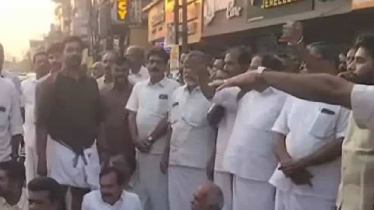 Congress Protest: പയ്യന്നൂരിൽ എംഎൽഎയുടെ രാജി ആവശ്യപ്പെട്ട് പ്രതിഷേധം; കോൺഗ്രസുകാർക്ക് നേരെ സിപിഎം ആക്രമണം