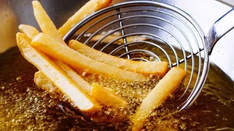 ഇന്ത്യൻ വിഭവങ്ങളിൽ എണ്ണ ഒഴിച്ചുകൂടാനാവാത്ത ഒന്നാണ്. എന്നാൽ നാം ഉപയോഗിക്കുന്ന എണ്ണയുടെ അളവും ഗുണനിലവാരവും ഹൃദയാരോഗ്യത്തെ നേരിട്ട് ബാധിക്കുമെന്ന് വിദഗ്ധർ മുന്നറിയിപ്പ് നൽകുന്നു.