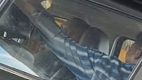 പോലീസ് സ്റ്റേഷന് മുന്നിൽ കാറിനകത്ത് ഇരുന്ന് പോലീസുകാരുടെ മദ്യപാനം