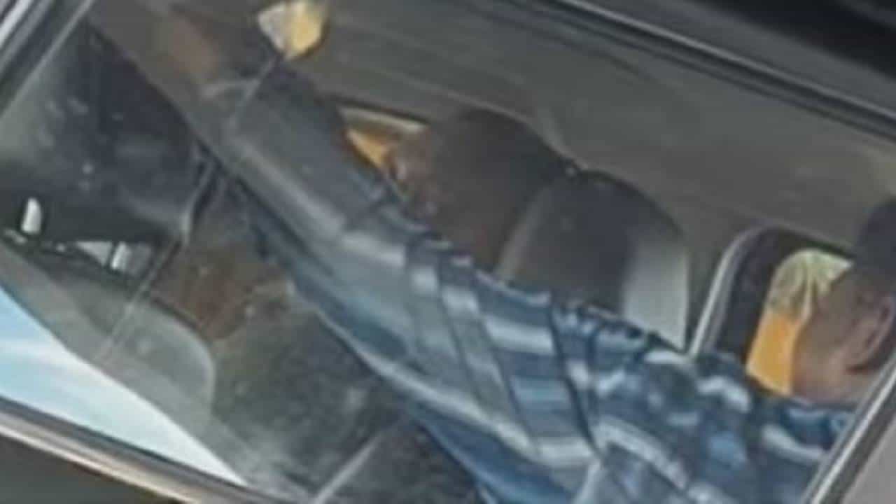 പോലീസ് സ്റ്റേഷന് മുന്നിൽ കാറിനകത്ത് ഇരുന്ന് പോലീസുകാരുടെ പരസ്യ മദ്യപാനം; അന്വേഷണത്തിന് ഉത്തരവിട്ട് സ്പെഷ്യൽ ബ്രാഞ്ച് എസ്പി പോലീസ് സ്റ്റേഷന് മുന്നിൽ കാറിനകത്ത് ഇരുന്ന് പോലീസുകാരുടെ പരസ്യ മദ്യപാനം; അന്വേഷണത്തിന് ഉത്തരവിട്ട് സ്പെഷ്യൽ ബ്രാഞ്ച് എസ്പി