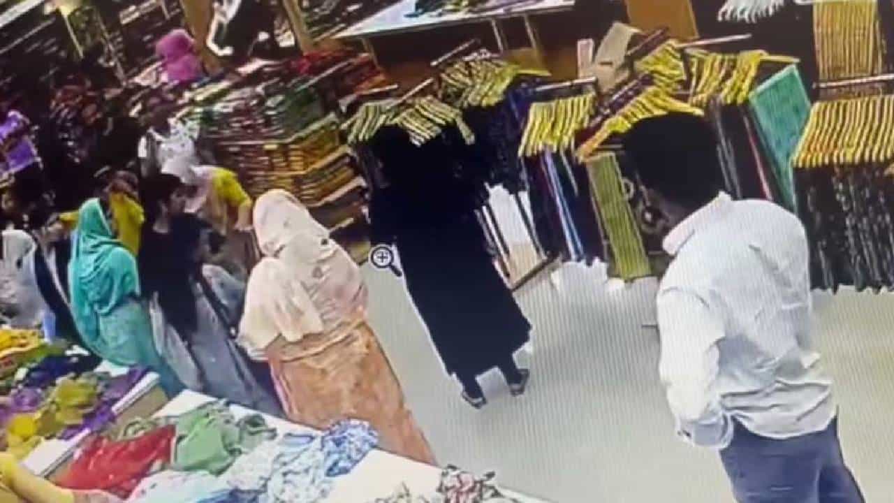 Crime News: വിവാഹത്തെ എതിർത്തു; ടെക്സ്റ്റൈൽസ് ജീവനക്കാരിയെ കുത്തി പരിക്കേൽപ്പിച്ച് മകന്റെ കാമുകി