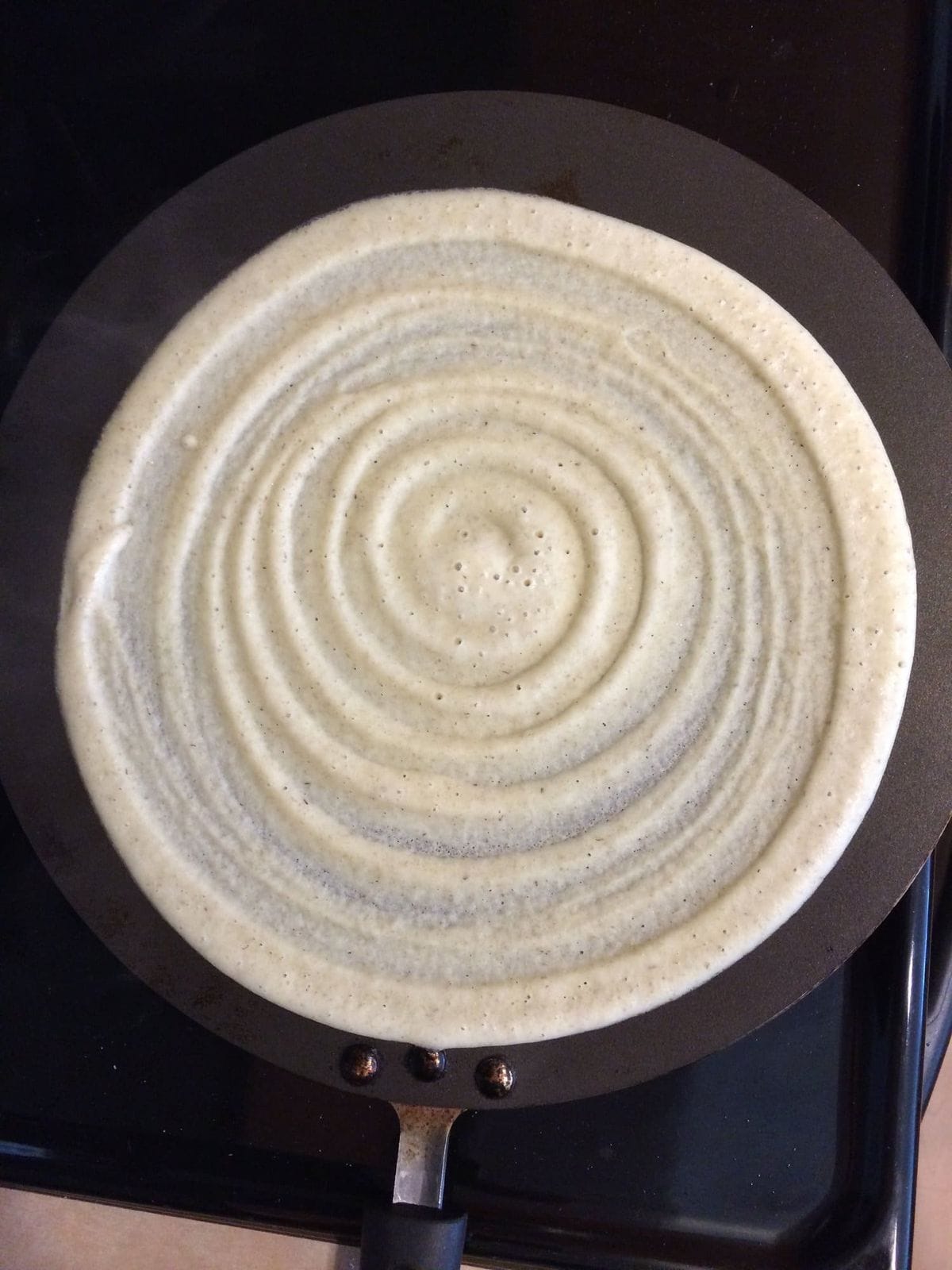 ആവശ്യമുള്ള ചേരുവകൾ: ചോറ് - 1 കപ്പ്,മുട്ട - 2,ഉപ്പ് - ആവശ്യത്തിന് ,ചെറിയ ഉള്ളി - 4 എണ്ണം അരിഞ്ഞത്,തേങ്ങ ചിരവിയത് - 3 ടേബിള്‍സ്പൂണ്‍,ചെറിയ ജീരകം - അര ടീസ്പൂണ്‍ ,അരിപ്പൊടി - 1 ടേബിള്‍സ്പൂണ്‍,മൈദ - 1 ടേബിള്‍സ്പൂണ്‍
