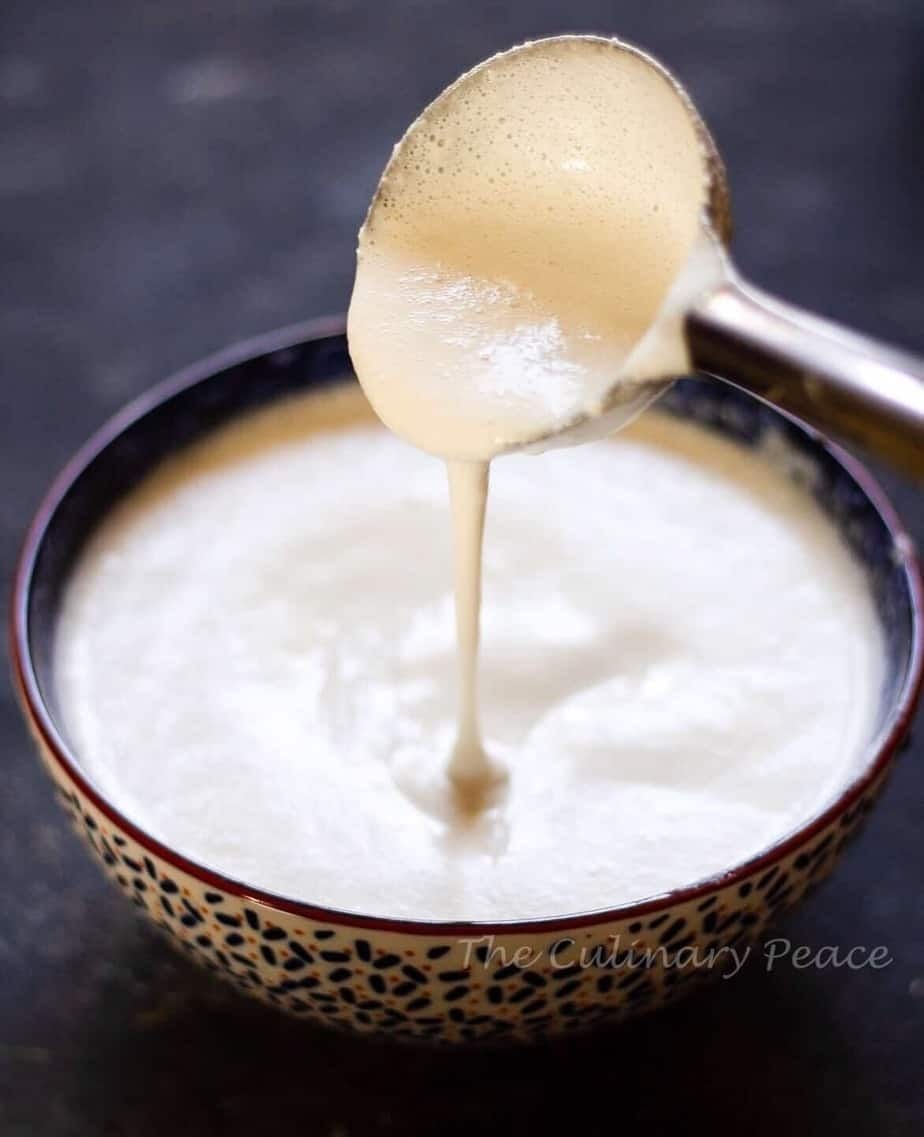 ഇതിനായി ആദ്യം മിക്സിയിലേക്ക് ചോറ്, മുട്ട എന്നിവ ഇട്ടു നന്നായി അടിച്ചെടുക്കുക. ഇതിലേക്ക് ഉപ്പ്, ചെറിയ ഉള്ളി, തേങ്ങ, ജീരകം എന്നിവ ചേര്‍ത്ത് ഇളക്കുക. ശേഷം, അരിപ്പൊടി, മൈദ എന്നിവ കൂടി ചേര്‍ത്ത് ഇളക്കുക.
