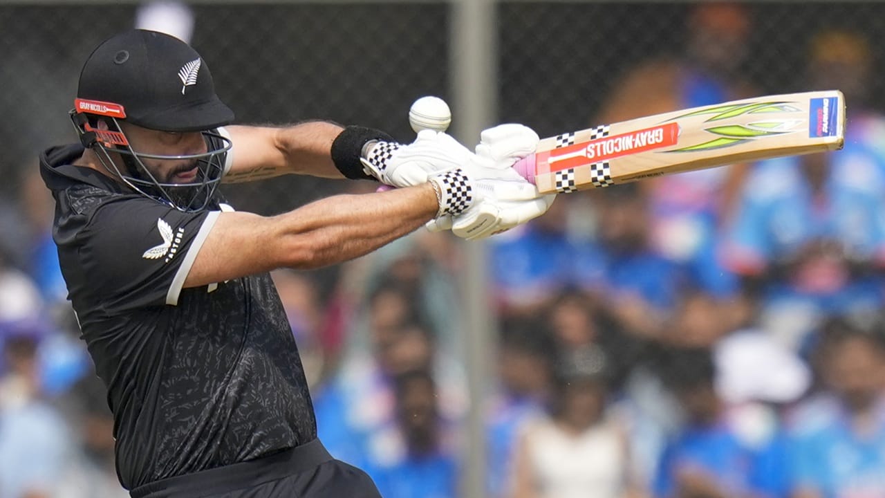 ടോസ് നേടിയ ഇന്ത്യ ബൗളിങ് തിരഞ്ഞെടുക്കുകയായിരുന്നു. തുടര്‍ച്ചയായ രണ്ടാം മത്സരത്തിലും സെഞ്ചുറി നേടിയ മിച്ചല്‍ 131 പന്തില്‍ 137 റണ്‍സെടുത്തു. ആദ്യ ഏകദിനത്തില്‍ താരം 84 റണ്‍സെടുത്തിരുന്നു. ഇന്ന് മിച്ചലിനൊപ്പം സെഞ്ചുറി നേടിയ ഗ്ലെന്‍ ഫിലിപ്‌സ് 88 പന്തില്‍ 106 റണ്‍സെടുത്തു  (Image Credits: PTI).