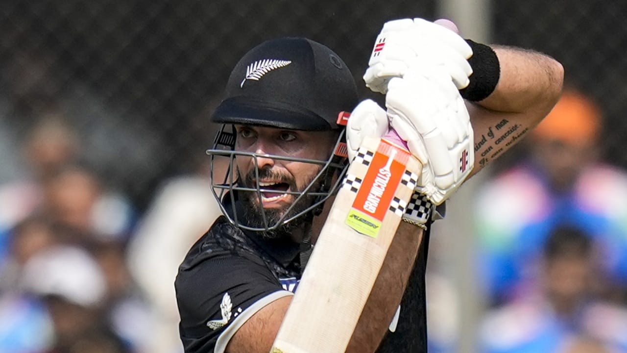 ഓപ്പണര്‍മാരെ കീവിസിന് പെട്ടെന്ന് നഷ്ടമായെങ്കിലും പിന്നീട് അവര്‍ ശക്തമായി മത്സരത്തിലേക്ക് തിരികെയെത്തുകയായിരുന്നു. ഓപ്പണറായ ഡെവോണ്‍ കോണ്‍വെ നാലു പന്തില്‍ അഞ്ച് റണ്‍സെടുത്ത് പുറത്തായി. സഹ ഓപ്പണര്‍ ഹെന്റി നിക്കോള്‍സ് ഗോള്‍ഡന്‍ ഡക്കായിരുന്നു  (Image Credits: PTI).