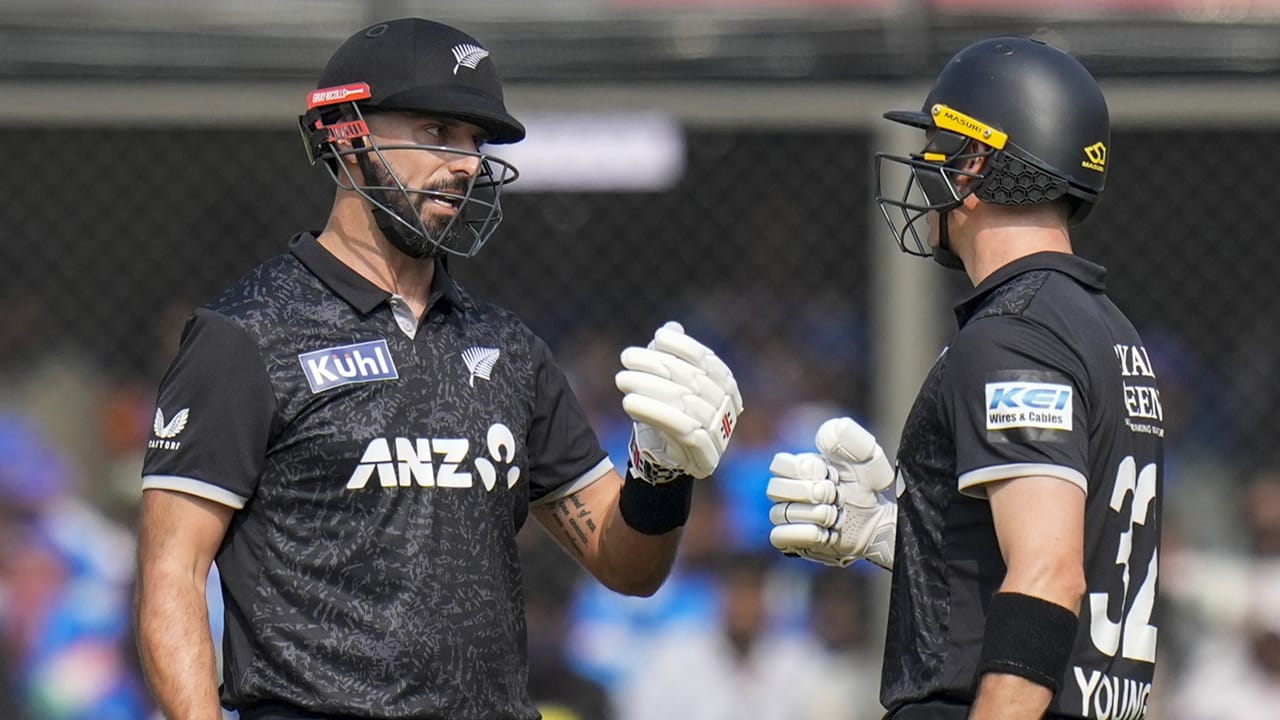 വില്‍ യങ്-41 പന്തില്‍ 30, മൈക്കല്‍ ബ്രേസ്‌വെല്‍-പുറത്താകാതെ 18 പന്തില്‍ 28, മിച്ചല്‍ ഹേ-ആറു പന്തില്‍ രണ്ട്, സാക്കറി ഫോള്‍ക്ക്‌സ്-എട്ട് പന്തില്‍ 10, ക്രിസ് ക്ലര്‍ക്ക്-അഞ്ച് പന്തില്‍ 11 എന്നിങ്ങനെയാണ് മറ്റ് ന്യൂസിലന്‍ഡ് ബാറ്റര്‍മാരുടെ പ്രകടനം. ഇന്ത്യയ്ക്ക് വേണ്ടി അര്‍ഷ്ദീപ് സിങും, ഹര്‍ഷിത് റാണയും മൂന്ന് വിക്കറ്റ് വീതം വീഴ്ത്തി. മുഹമ്മദ് സിറാജും, കുല്‍ദീപ് യാദവും ഓരോ വിക്കറ്റ് പങ്കിട്ടു  (Image Credits: PTI).