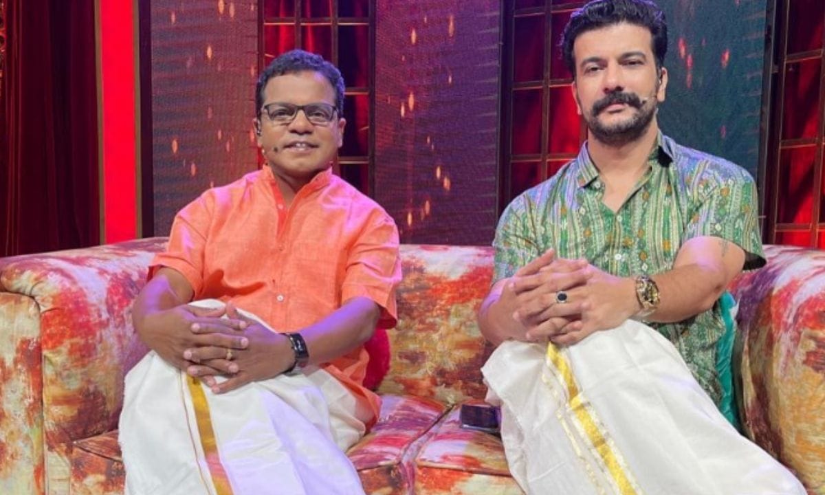 ദിലീപ് ഇന്നസെന്റ് എന്നിവരെ കേന്ദ്ര കഥാപാത്രങ്ങളാക്കി നടി കാവ്യാമാധവൻ പ്രധാനമായികയായ പാപ്പി അപ്പച്ച എന്ന സിനിമയിലൂടെയാണ് ധർമ്മജന്റെ സിനിമ പ്രവേശനം. 2019ൽ പുറത്തിറങ്ങിയ ചിത്രത്തിൽ ശ്രദ്ധേയമായ ഒരു കഥാപാത്രത്തെ തന്നെയാണ് ധർമ്മജൻ അവതരിപ്പിച്ചത്. തുടർന്ന് ഓർഡിനറി, മൈ ബോസ്, സൗണ്ട് തോമ, പ്രേതം, ആട് ഒരു ഭീകരജീവിയാണ് തുടങ്ങിയ നിരവധി ചിത്രങ്ങളിലൂടെ ധർമ്മജൻ ശ്രദ്ധേയനായി. നടൻ എന്ന രീതിയിൽ ധർമ്മജനെ ഏറ്റവും കൂടുതൽ സ്വാധീനം നൽകിയ ചിത്രമാണ് കട്ടപ്പനയിലെ ഹൃതിക് റോഷൻ. അത്തരത്തിൽ ചുരുങ്ങിയ കാലം കൊണ്ട് ഒരു കലാകാരൻ എന്ന നിലയിൽ ധർമ്മജന് പ്രേക്ഷകരുടെ സ്വീകാര്യത നേടാൻ സാധിച്ചു.(PHOTO: INSTAGRAM)