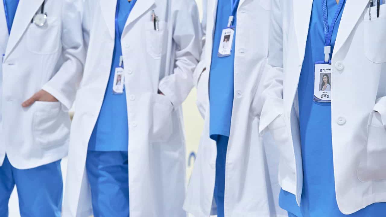 Kerala Doctors Strike: ഡോക്ടർമാരുടെ അനിശ്ചിതകാല സമരം ഇന്നുമുതൽ, ആശങ്കയിൽ രോഗികൾ, മുടക്കമില്ലാത്തത് ഈ ചികിത്സകൾക്ക് മാത്രം Kerala Doctors Strike: ഡോക്ടർമാരുടെ അനിശ്ചിതകാല സമരം ഇന്നുമുതൽ, ആശങ്കയിൽ രോഗികൾ, മുടക്കമില്ലാത്തത് ഈ ചികിത്സകൾക്ക് മാത്രം