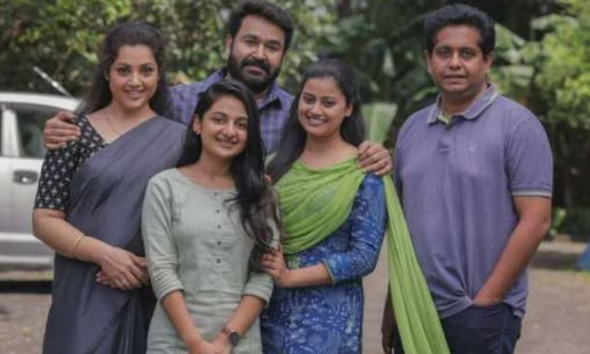 ഒക്ടോബർ 2 എന്ന തീയതിയും ധ്യാനം കൂടാനായി പോയി എന്ന ഒറ്റവാക്കിലും പിടിച്ചു തൂങ്ങിക്കൊണ്ട് ഒരു അതിജീവനമാണ് ജോർജുകുട്ടിയും കുടുംബവും സിനിമയിലുടനീളം നടത്തുന്നത്. മോഹൻലാൽ മീന അൻസിബ എസ്തർ നിൽ എന്നിവരെ കേന്ദ്ര കഥാപാത്രങ്ങൾ ആക്കി ഒരുക്കിയ ദൃശ്യത്തിന്റെ മൂന്നാം ഭാഗവും ഈ വർഷം റിലീസ് ചെയ്യും. ഇതിനിടെ സിനിമയുടെ കാസ്റ്റിംഗുമായി ബന്ധപ്പെട്ട സംവിധായകൻ ജിത്തു ജോസഫ് പറഞ്ഞ കാര്യങ്ങളാണ് ശ്രദ്ധയാകുന്നത്. ചിത്രത്തിൽ ജോർജുകുട്ടി എന്ന കഥാപാത്രത്തെ അവതരിപ്പിക്കുന്നതിനായി ആദ്യം കാസ്റ്റ് ചെയ്തിരുന്നത് മമ്മൂട്ടിയെ ആണ് എന്നാണ് അദ്ദേഹം പറഞ്ഞത്. (PHOTO: INSTAGRAM,fACEBOOK)