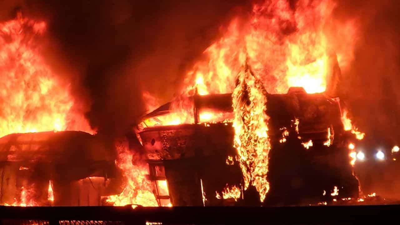 Bangladesh Attack: ഞങ്ങള് ഹിന്ദുക്കളാണ്, സമാധാനത്തോടെ ജീവിക്കണം; ബംഗ്ലാദേശില് അക്രമത്തിനിരയായ കുടുംബം Bangladesh Attack: ഞങ്ങള് ഹിന്ദുക്കളാണ്, സമാധാനത്തോടെ ജീവിക്കണം; ബംഗ്ലാദേശില് അക്രമത്തിനിരയായ കുടുംബം