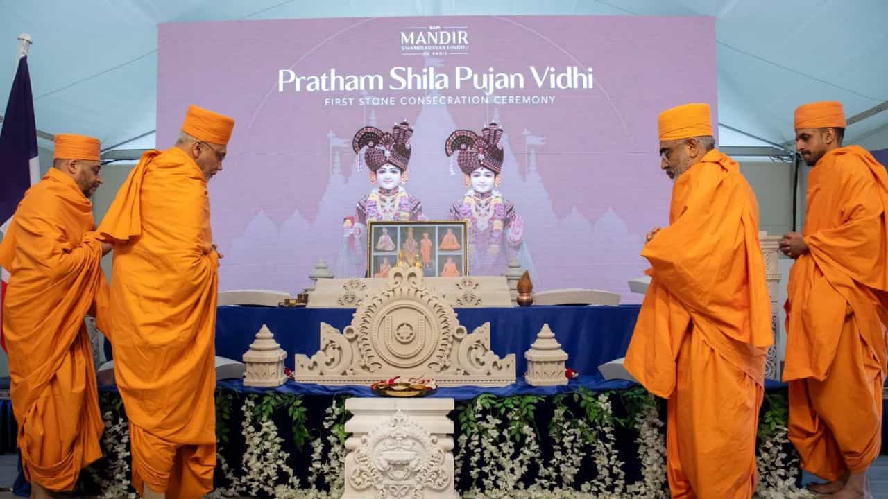 ഫ്രാൻസിലെ ആദ്യ ക്ഷേത്ര നിർമ്മാണത്തിനുള്ള ശിലകൾ എത്തി, ചരിത്രത്തിലെ നാഴികക്കല്ല് ഫ്രാൻസിലെ ആദ്യ ക്ഷേത്ര നിർമ്മാണത്തിനുള്ള ശിലകൾ എത്തി, ചരിത്രത്തിലെ നാഴികക്കല്ല്