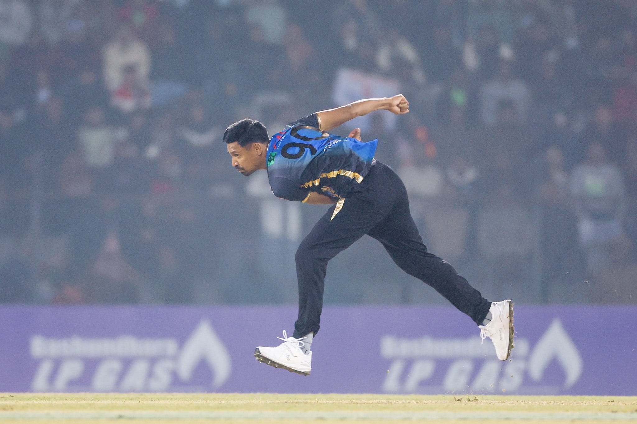 ബിഡിക്രിക്ക്ടൈമിനോടാണ് ഇക്കാര്യത്തിൽ മുസ്തഫിസുറിൻ്റെ പ്രതികരണം. "നിങ്ങളെ റിലീസ് ചെയ്താൽ എന്ത് ചെയ്യാൻ കഴിയും?" എന്നായിരുന്നു താരം ചോദിച്ചത്. മിനി ലേലത്തിൽ 9.2 കോടി രൂപ മുടക്കിയാണ് കൊൽക്കത്ത നൈറ്റ് റൈഡേഴ്സ് താരത്തെ സ്വന്തമാക്കിയത്.
