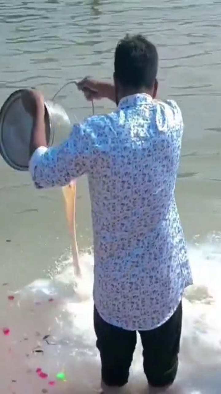 വിശക്കുന്ന കുഞ്ഞുങ്ങള്‍ക്ക് കൊടുക്കാതെ ഗംഗയില്‍ പാല്‍ ഒഴുക്കുന്ന യുവാവ്‌