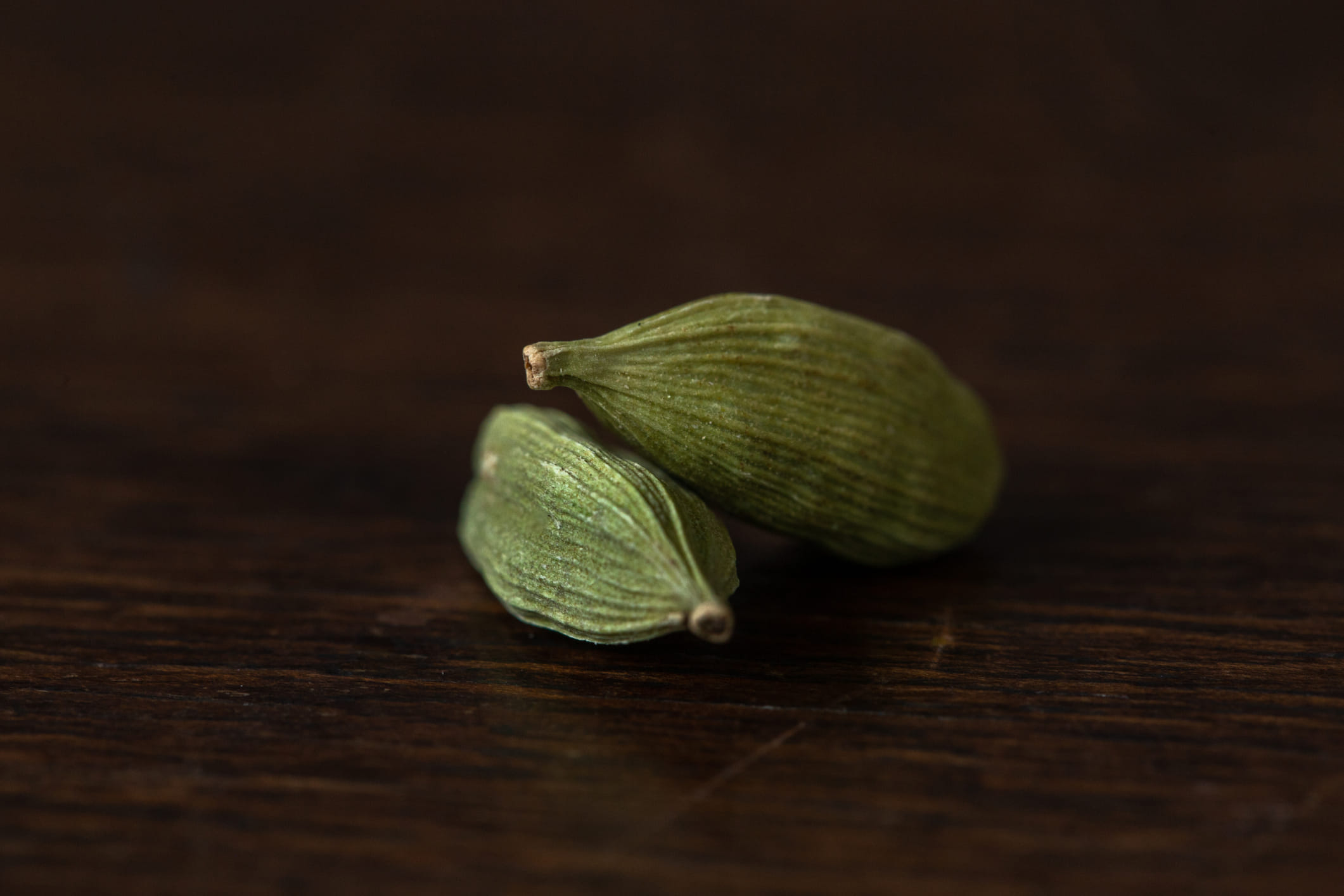 ആ സമയം ഇതിലെ കീടനാശിനിയും രാസവസ്തുക്കളും നേരെ നമ്മുടെ വിഭവങ്ങളിലേക്ക് പിടിക്കും. അതിനാൽ തോട് കളഞ്ഞ് അകത്തുള്ള കുരു മാത്രമെ എപ്പോഴും ഉപയോ​ഗിക്കാവൂ. കടകളിൽ നിന്ന് ഏലയ്ക്കയുടെ പൊടി വാങ്ങുന്നത് ഒഴിവാക്കുന്നതാണ് നല്ലത്. കാരണം ഇതിൽ ഏലയ്ക്കയുടെ തൊലിയും കൂടി ചേർത്താണ് പൊടിക്കാറുള്ളത്.
