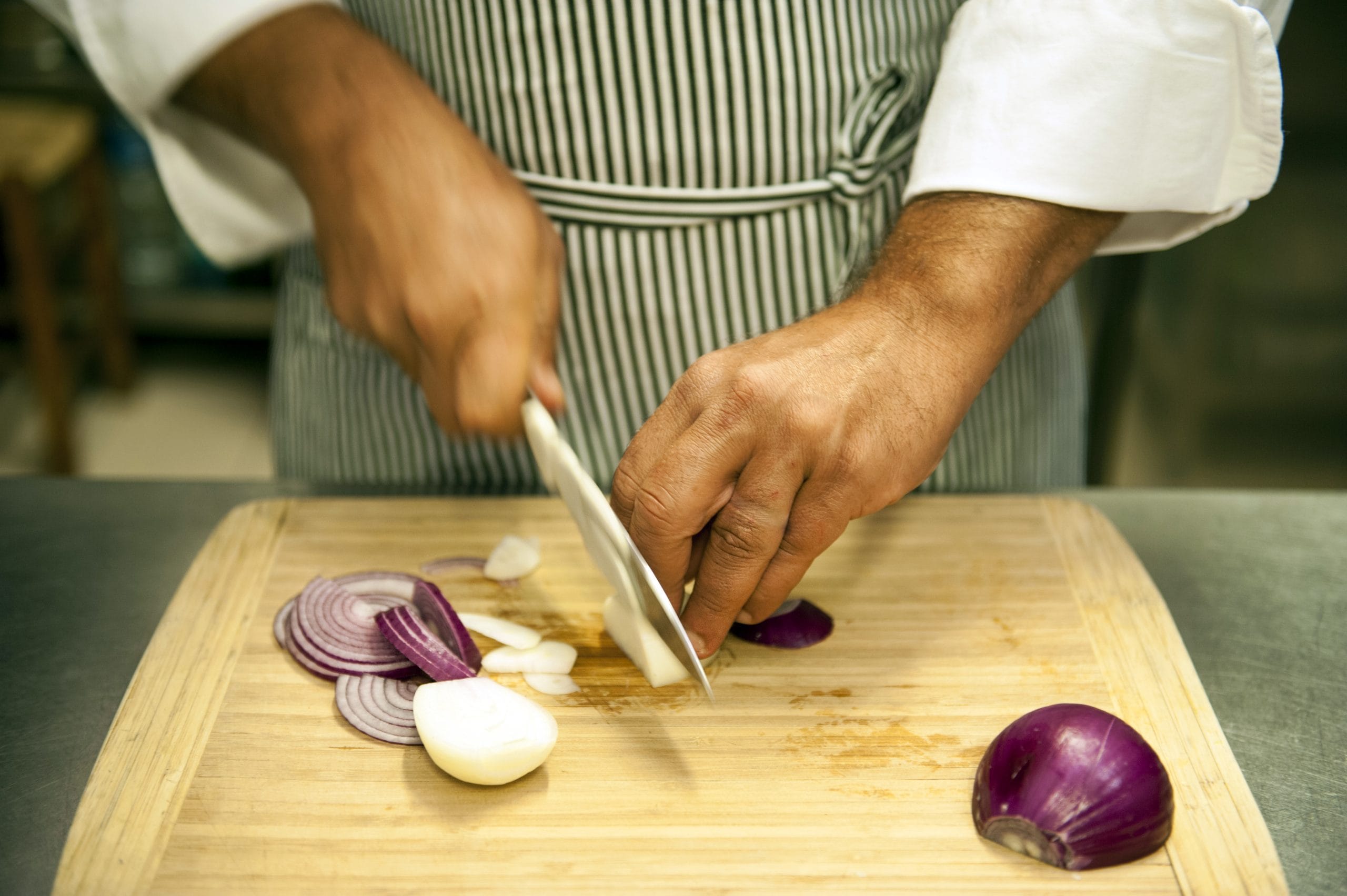 ഇനി മുറിച്ച സവാളയാണെങ്കിൽ, അത് റഫ്രിജറേറ്ററിൽ വയ്ക്കുന്നതിന് മുമ്പ് ഒരു പ്ലാസ്റ്റിക് റാപ് ഉപയോ​ഗിച്ച് മുറിച്ച വശം മുറുകെ പൊതിയുക. ശേഷം ഒരു വായു കടക്കാത്ത പാത്രത്തിലാക്കി നന്നായി അടച്ച് ഫ്രിഡ്ജിൽ സൂക്ഷിക്കാം. ഇത് ഉള്ളിയുടെ മണം ഫ്രിഡ്ജിനുള്ളിൽ പടരുന്നത് ഒഴിവാക്കുകയും ഉള്ളി വാടി പോകുന്നത് തടയുകയും ചെയ്യുന്നു. 
